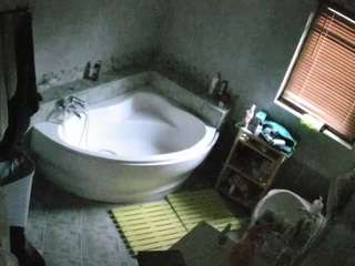 voyeurcam-julmodels-bath-1st-2