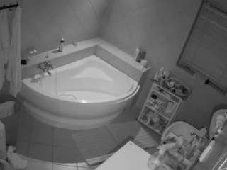 voyeurcam-julmodels-bath-1st-2