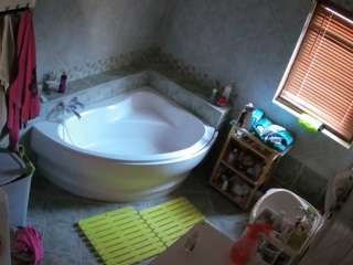 voyeurcam-julmodels-bath-1st-2