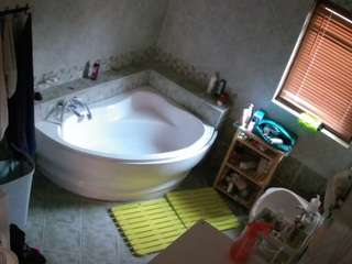voyeurcam-julmodels-bath-1st-2
