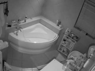 voyeurcam-julmodels-bath-1st-2