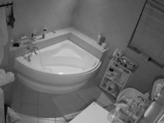 voyeurcam-julmodels-bath-1st-2