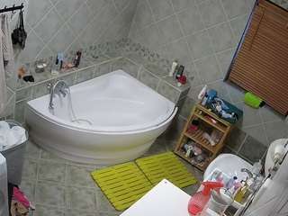 voyeurcam-julmodels-bath-1st-2