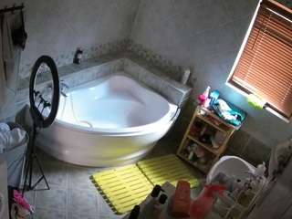 voyeurcam-julmodels-bath-1st-2
