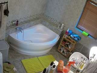 voyeurcam-julmodels-bath-1st-2