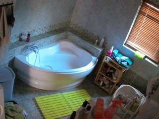 voyeurcam-julmodels-bath-1st-2