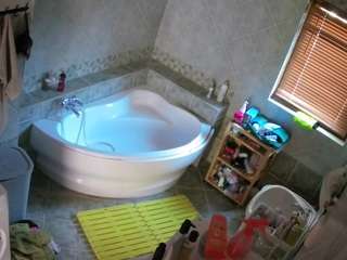 voyeurcam-julmodels-bath-1st-2 Live Webcam on CamSoda