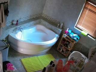 voyeurcam-julmodels-bath-1st-2