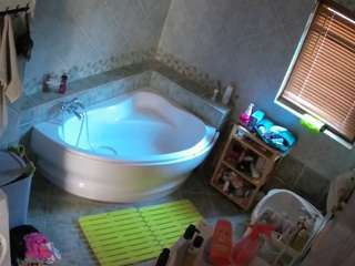 voyeurcam-julmodels-bath-1st-2
