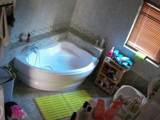 voyeurcam-julmodels-bath-1st-2