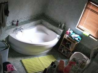 voyeurcam-julmodels-bath-1st-2