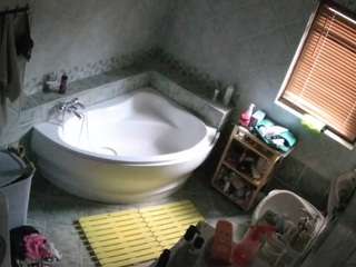 voyeurcam-julmodels-bath-1st-2