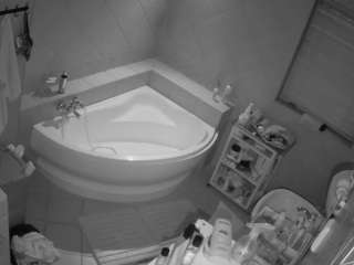 voyeurcam-julmodels-bath-1st-2