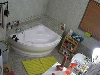 voyeurcam-julmodels-bath-1st-2