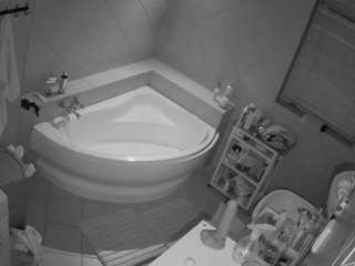 voyeurcam-julmodels-bath-1st-2