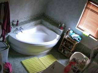 voyeurcam-julmodels-bath-1st-2