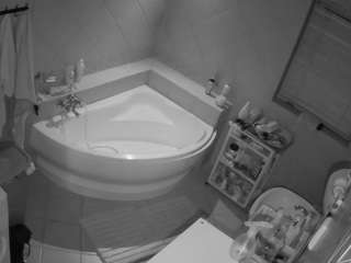 voyeurcam-julmodels-bath-1st-2