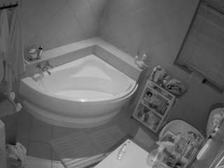 voyeurcam-julmodels-bath-1st-2
