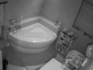 voyeurcam-julmodels-bath-1st-2