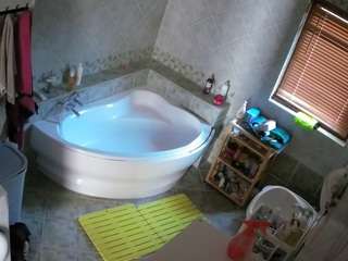 voyeurcam-julmodels-bath-1st-2