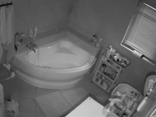 voyeurcam-julmodels-bath-1st-2
