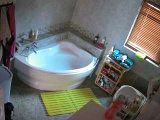voyeurcam-julmodels-bath-1st-2