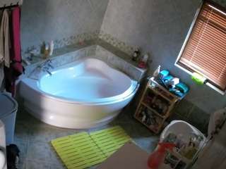 voyeurcam-julmodels-bath-1st-2