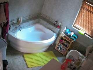voyeurcam-julmodels-bath-1st-2
