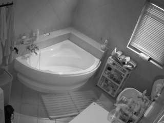 voyeurcam-julmodels-bath-1st-2