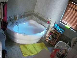 voyeurcam-julmodels-bath-1st-2