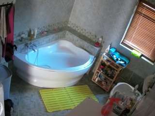 voyeurcam-julmodels-bath-1st-2
