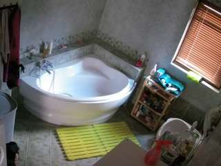 voyeurcam-julmodels-bath-1st-2