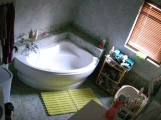 voyeurcam-julmodels-bath-1st-2