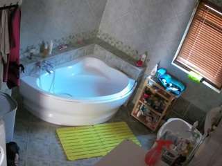 voyeurcam-julmodels-bath-1st-2