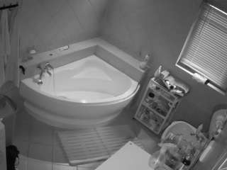 voyeurcam-julmodels-bath-1st-2