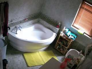 voyeurcam-julmodels-bath-1st-2