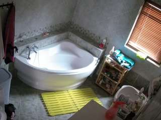 voyeurcam-julmodels-bath-1st-2