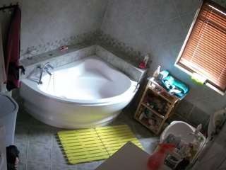 voyeurcam-julmodels-bath-1st-2