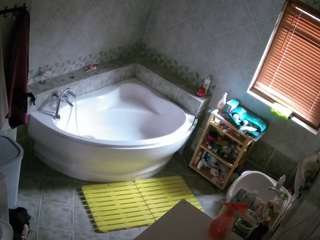 voyeurcam-julmodels-bath-1st-2