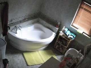 voyeurcam-julmodels-bath-1st-2