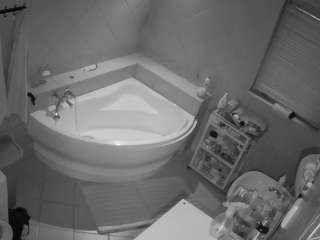 voyeurcam-julmodels-bath-1st-2