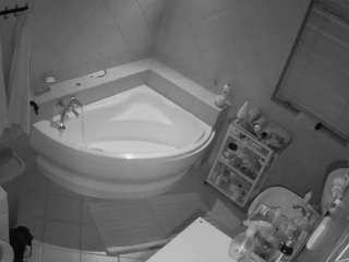 voyeurcam-julmodels-bath-1st-2