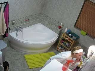 voyeurcam-julmodels-bath-1st-2
