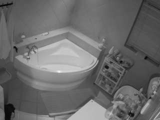 voyeurcam-julmodels-bath-1st-2