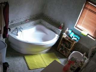 voyeurcam-julmodels-bath-1st-2