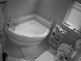 voyeurcam-julmodels-bath-1st-2