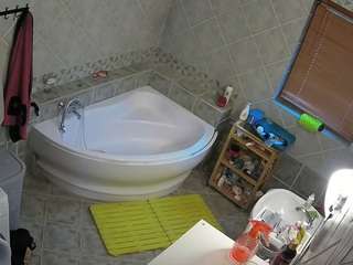 voyeurcam-julmodels-bath-1st-2