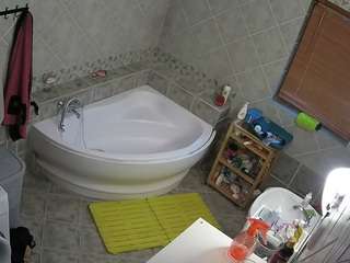 voyeurcam-julmodels-bath-1st-2