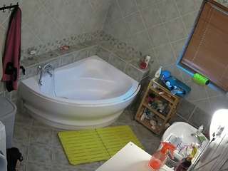 voyeurcam-julmodels-bath-1st-2