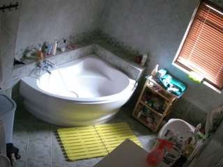 voyeurcam-julmodels-bath-1st-2